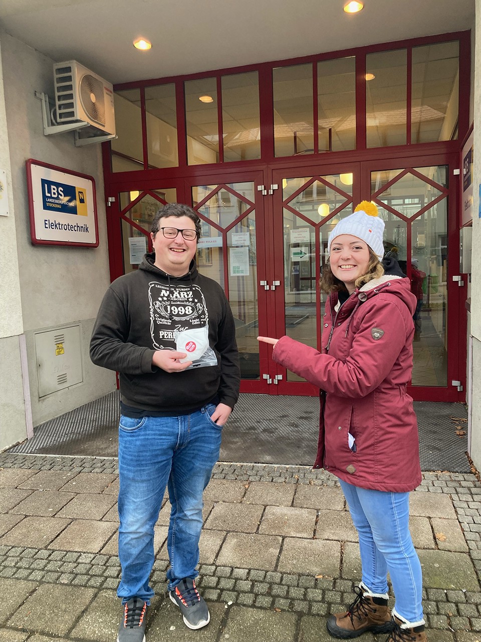 Download Foto: Links: Mathias Zell, Schulsprecher LBS Stockerau; rechts: Nadine Fahrenberger, ÖGJ Niederösterreich